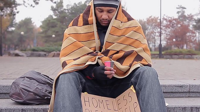 Coperte e aiuti per i senzatetto