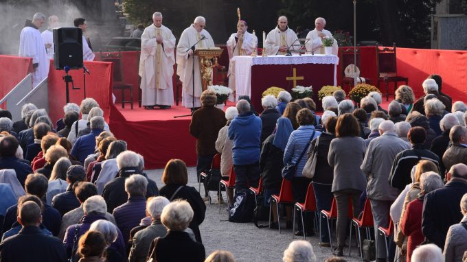 Il silenzio della morte che non è rassegnazione vince il rumore e le grida di dolore della città