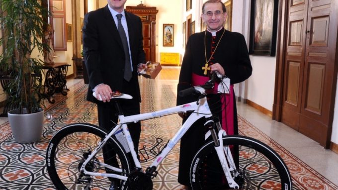 A Delpini la bicicletta che ha percorso il Cammino di Santiago per i malati di cancro