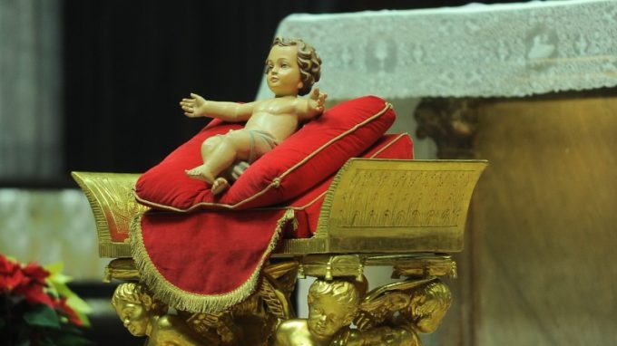 Il Bambino è il segno di Dio che si è fatto come noi