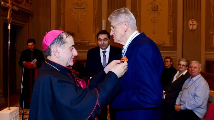 Onorificenza pontificia al “sarto dei vescovi”