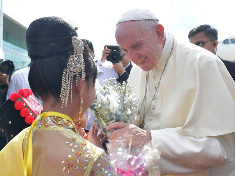 Un'immagine di papa Francesco durante il suo viaggio apostolico in Myanmar