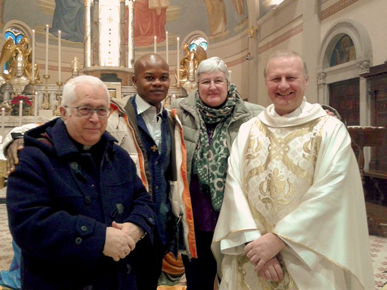 Felix Godwin con don Luigi Bandera (direttore di Villa Sacro Cuore), la madrina Virna Maria Paghini e don Maurilio Mazzoleni, che l'ha battezzato