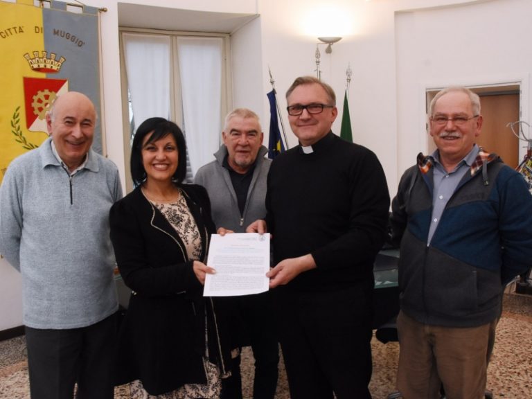 Don Maurizio Tremolada e alcuni membri della Commissione della pastorale sociale e del lavoro consegnano la lettera al sindaco di Muggiò Maria Fiorito
