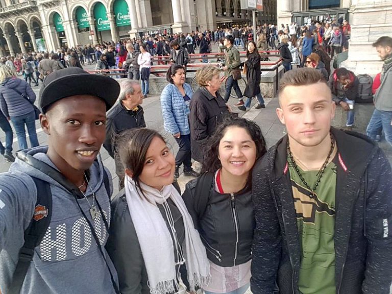 Tidiane con i compagni di lavoro in piazza Duomo a Milano