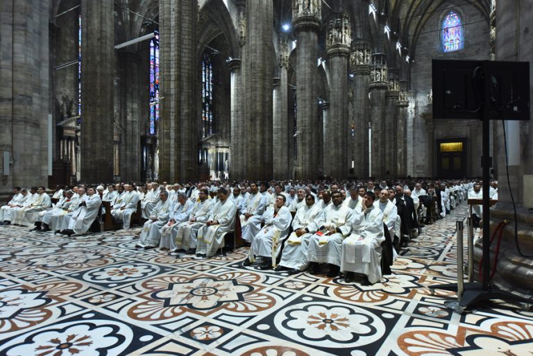 Preti in Duomo durante la Messa crismale
