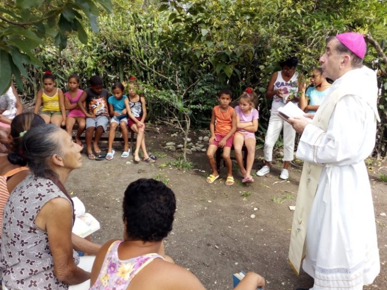Monsignor Delpini in un villaggio rurale a Palma Soriano
