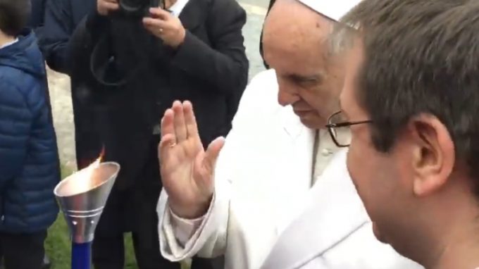 Papa Francesco ai ragazzi ambrosiani: «Testimoniate la vostra fede con gesti di carità»