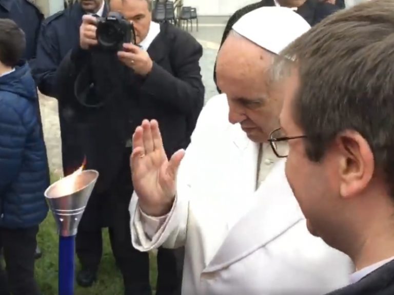 Papa Francesco benedice la fiaccola