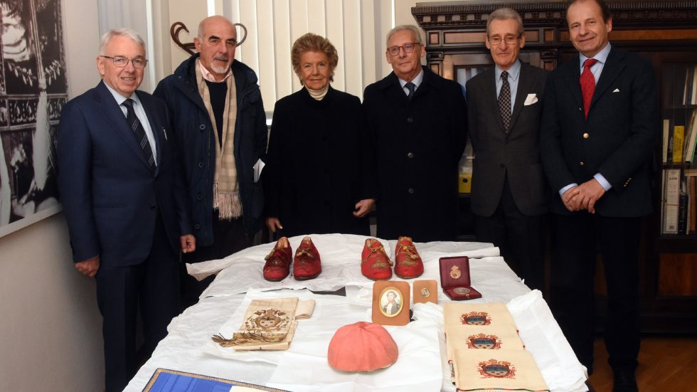 I discendenti di Pio XI e i responsabili del Museo con i cimeli oggetto di donazione 