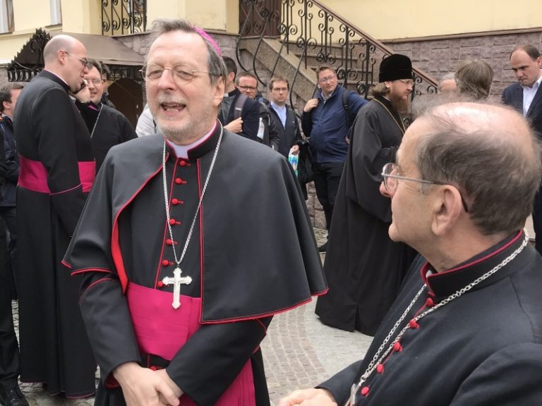 Monsignor Claudio Gugerotti con l'Arcivescovo
