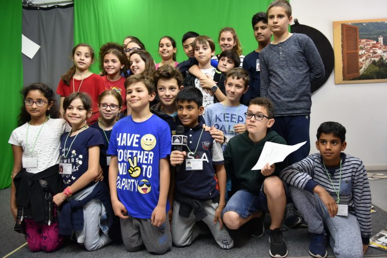 I ragazzi della quinta A nello studio di registrazione televisiva dei periodici diocesani