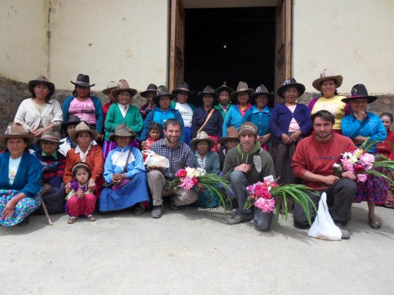 Simone Riva (primo a destra) durante l'esperienza caritativa nell'azienda agricola di Pukayacu per gli adolescenti dell'oratorio di Pomallucay