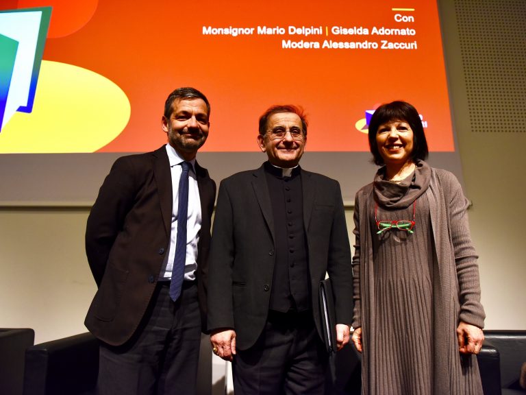 Giselda Adornato con Alessandro Zaccuri e monsignor Mario Delpini in occasione di un recente incontro pubblico su Paolo VI