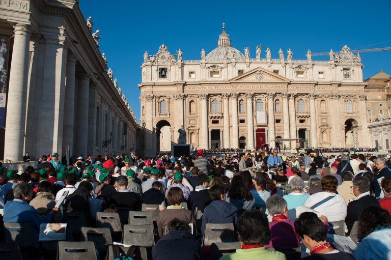 Piazza San Pietro gremita di fedeli in occasione della beatificazione di Paolo VI (ottobre 2014)