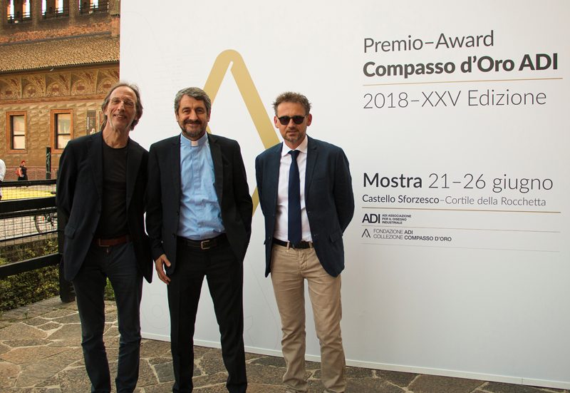 Da sinistra: Lucio Moderato (Direttore Servizi per l’Autismo di Fondazione Sacra Famiglia), Don Marco Bove (Presidente di Fondazione Sacra Famiglia) e Stefano Albini (Referente dei laboratori Arteticamente di Fondazione Sacra Famiglia)