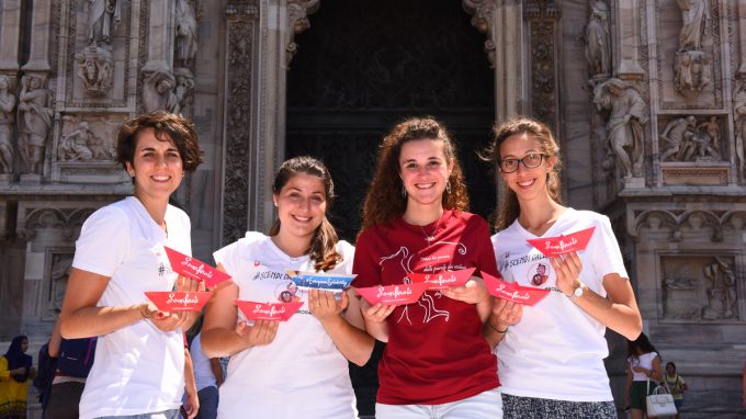 #Europeansolidarity, davanti al Duomo di Milano una grande scritta Be Human