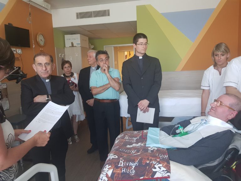 L'Arcivescovo ascolta la lettera di Luigi Picheca