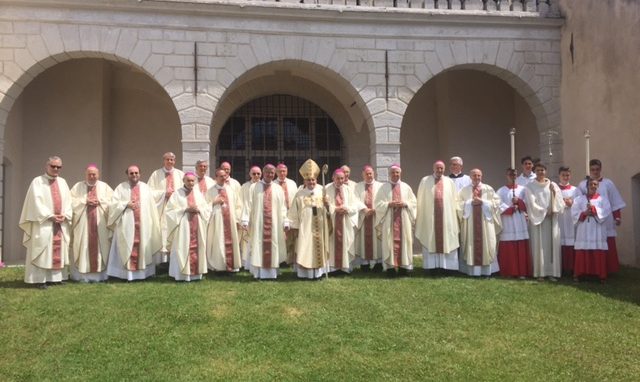 I vescovi lombardi benedicono i fedeli