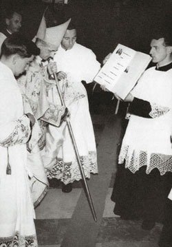 L'arcivescovo Montini durante i riti di dedicazione di una nuova chiesa