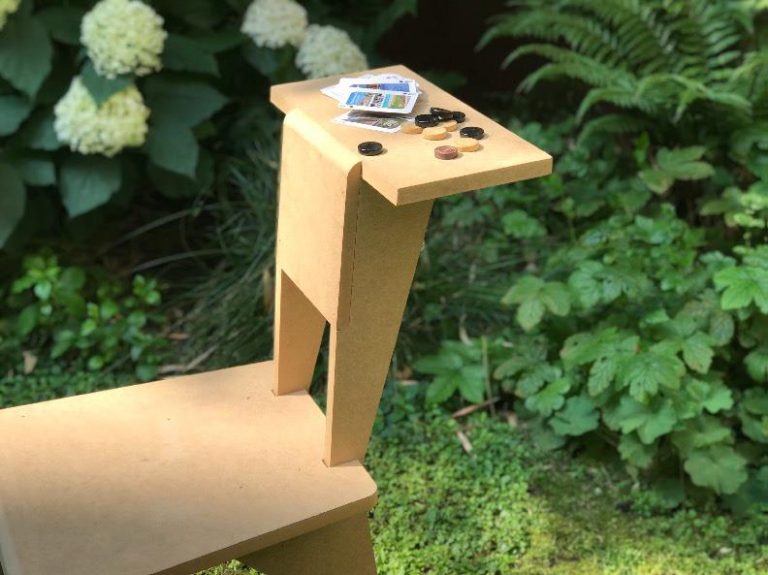 La Seggiola faccia-a-faccia progettata per luoghi di detenzione realizzata nei laboratori di Siam e di Arteticamente della Fondazione Sacra Famiglia