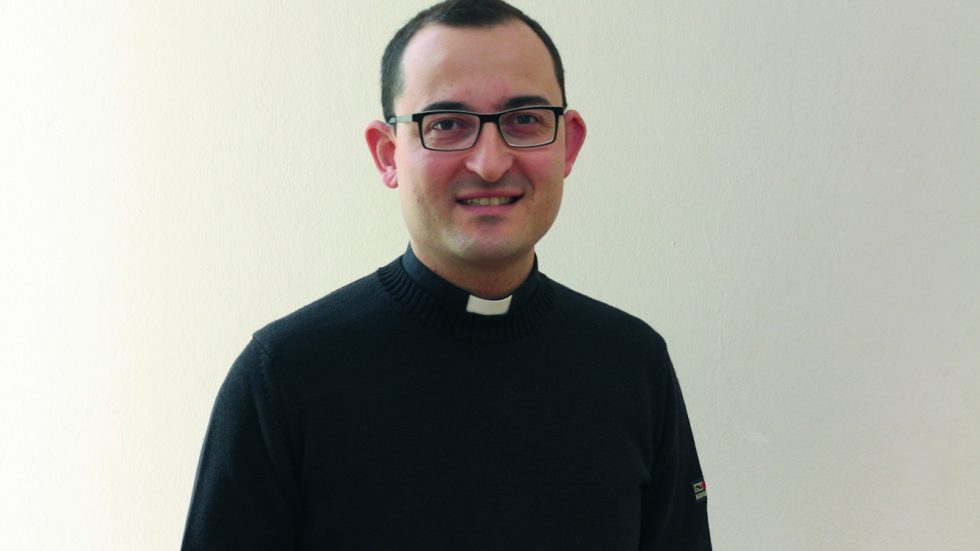 Vivere la realtà nel presente: a Pozzo d'Adda incontro con don Simone Riva