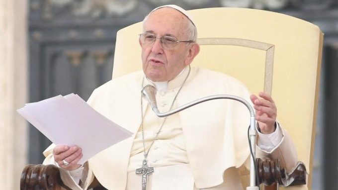 Papa: pregare il Rosario in ottobre per proteggere la Chiesa