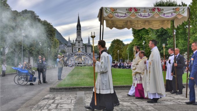 Le immagini della processione eucaristica presieduta dall'Arcivescovo