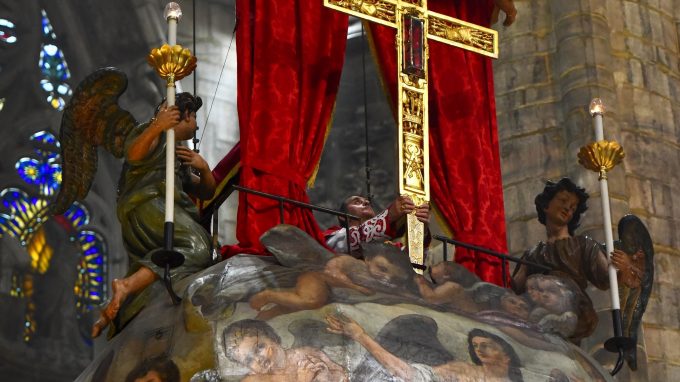 Guardare a Cristo trafitto contro ogni calcolo e presunzione umana