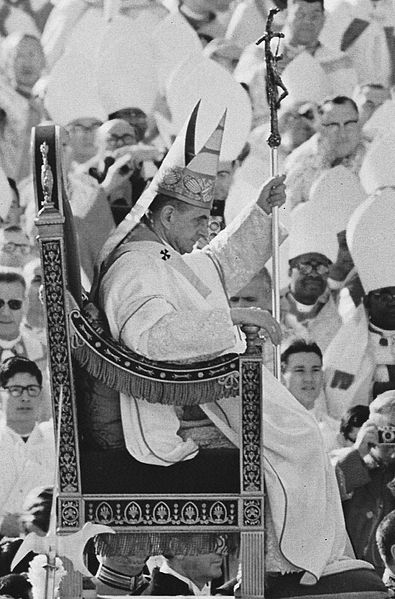 papa Paolo VI in sedia gestatoria in conclusione dell'ultima sessione del Concilio Vaticano II, 7 dicembre 1965