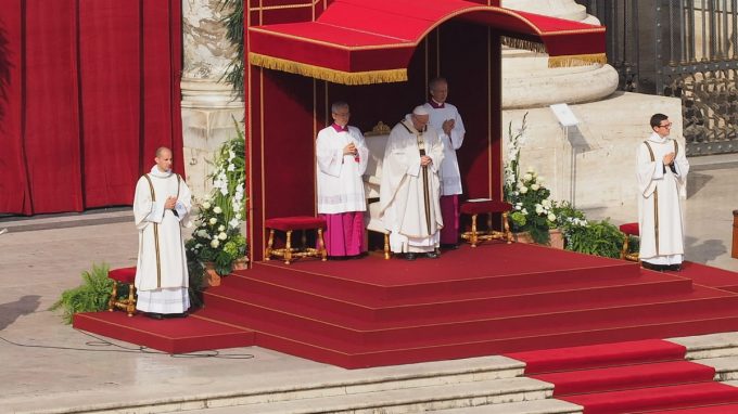 Il Papa: «Vivere non di mezze misure, ma di santità»