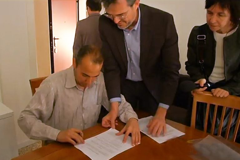 La firma del contratto in occasione della consegna di un alloggio appartenente al primo lotto