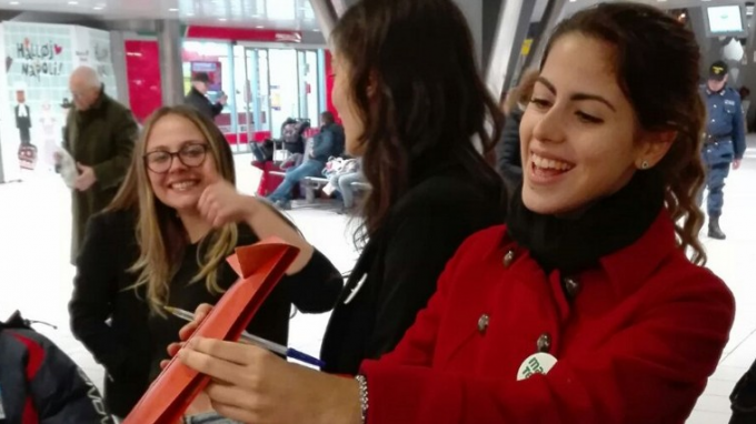 Mani Tese cerca 5000 volontari per impacchettare i regali