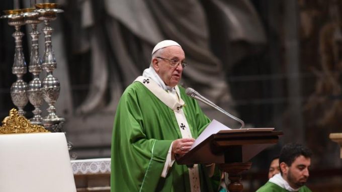 Chiuso il Sinodo, papa Francesco ai giovani: «Scusateci se non vi abbiamo dato ascolto»