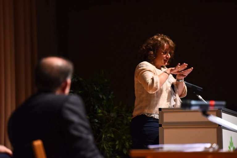 Un momento dell'incontro tra l'Arcivescovo e le persone con disabilità uditiva al Centro Asteria nel maggio scorso 