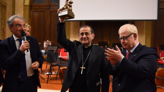 Nel gesto minimo vive l’anima e abita l’eterno, le etichette non contano quando si fa il bene