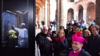 arcivescovo-visita-mostra-su-papa-bergoglio_afbj
