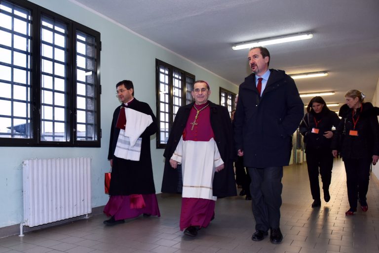 L'Arcivescovo durante una visita al carcere di Bollate