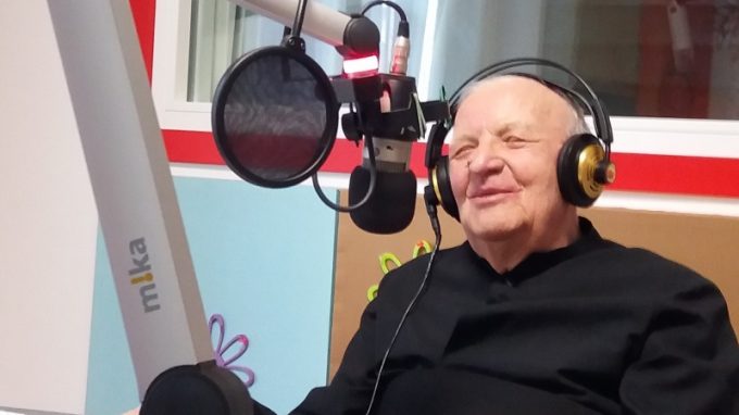 Prete da 68 anni, Radio Mater in festa per don Mario
