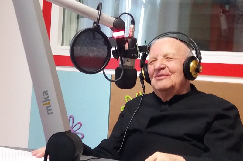 Don Mario Galbiati ai microfoni di Radio Mater 