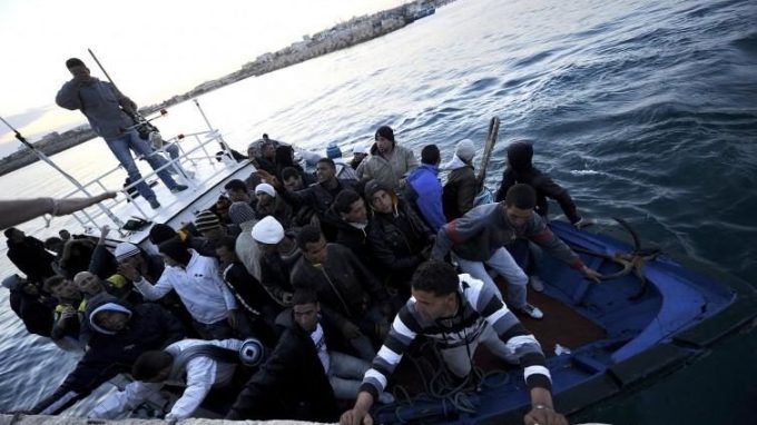La barca dei migranti arriva in Cattolica