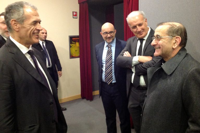 L'economista Carlo Cottarelli, direttore dell’Osservatorio dei conti pubblici italiani dell’Università Cattolica di Milano, con l'arcivescovo monsignor Mario Delpini, relatori dell'incontro, al Cinema Agorà, dedicato al futuro dell’economia