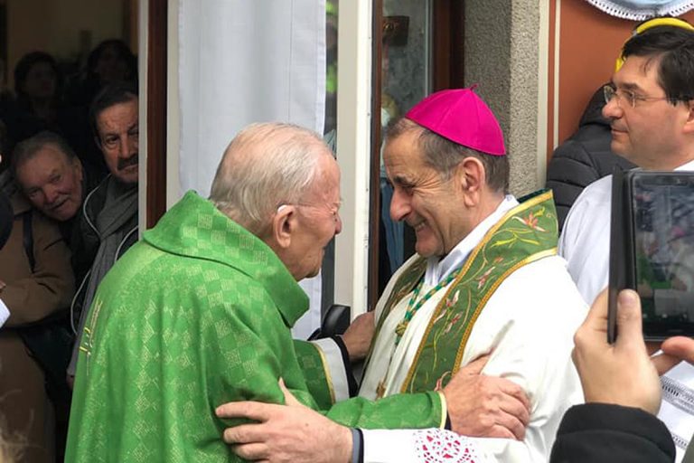 L'abbraccio dell’Arcivescovo a don Mario Galbiati, fondatore della radio