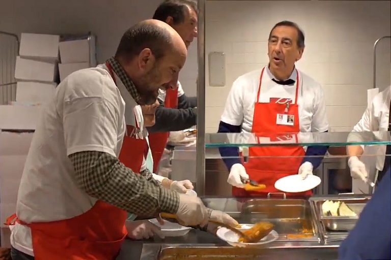 L’attore olginatese Antonio Albanese e Il sindaco di Milano Giuseppe Sala, hanno indossato il grembiule rosso dei volontari Osf per servire alla mensa di Opera San Francesco