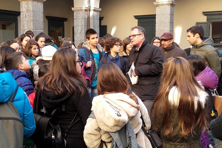 Il sindaco di Lecco Virginio Brivio incontra alcuni studenti in Municipio