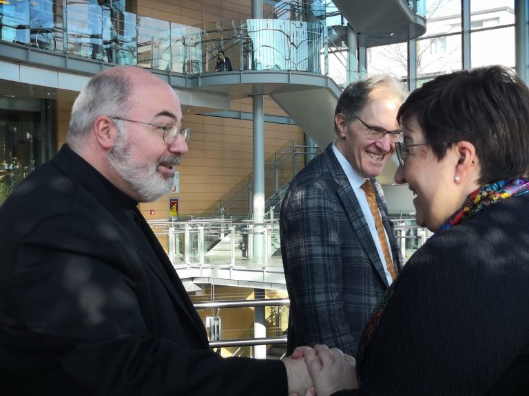 Don Massimo Angelelli con la presidente della Nostra Famiglia, Luisa Minoli, e il direttore sanitario Massimo Molteni