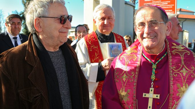 Delpini a Guanzate: «Tornate qui, di giorno e di sera, percorrete la Via Crucis in silenzio, fermandovi e riflettendo»