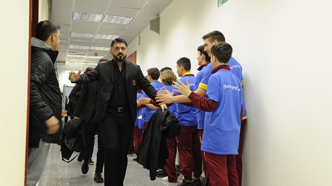 gattuso-e-giocatori-del-milan-accolti-dai-ragazzi-jtv