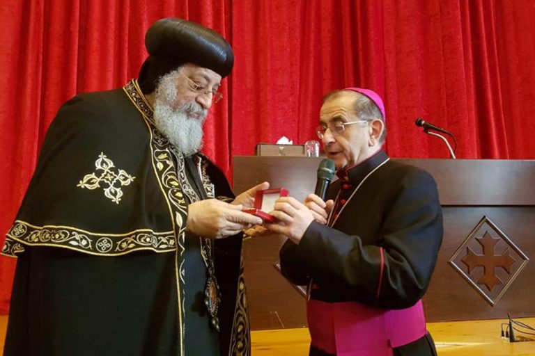 Tawadros II e l'Arcivescovo in occasione di un recente pellegrinaggio Ismi in Egitto
