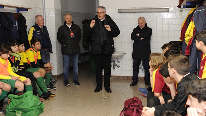 il-vicario-mons-azimonti-insieme-ai-ragazzi-jtc